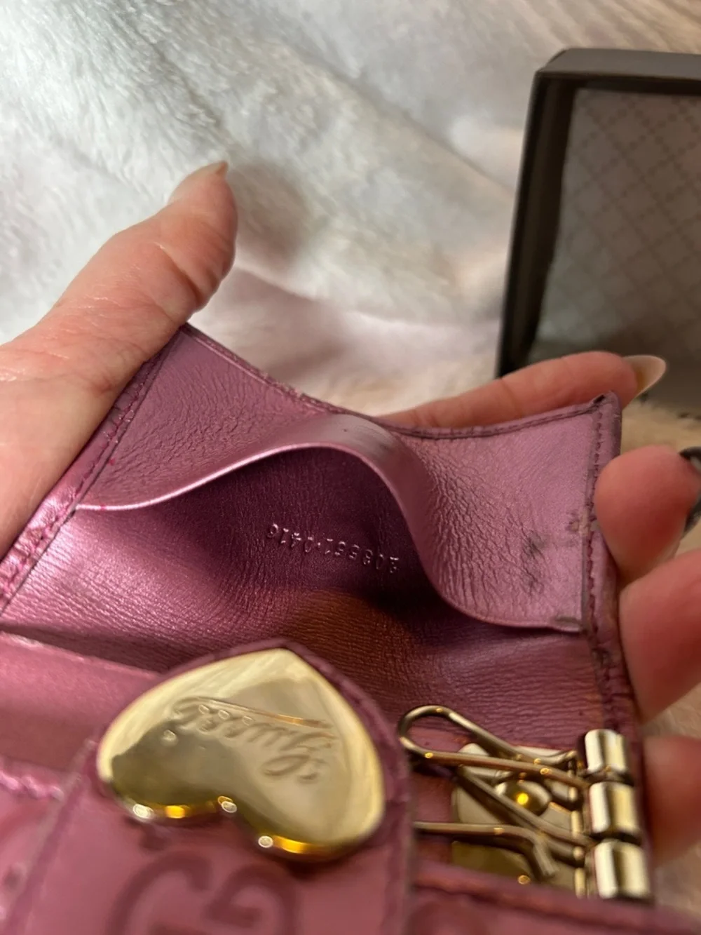 396.  Gucci “Loving Heart” Guccissima embossed leather key holder - Picture 9 of 10
